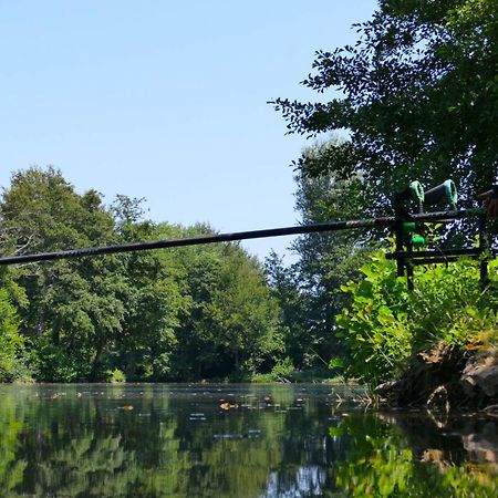 Camping Les Lacs De Courtes Hotell Estang Exteriör bild