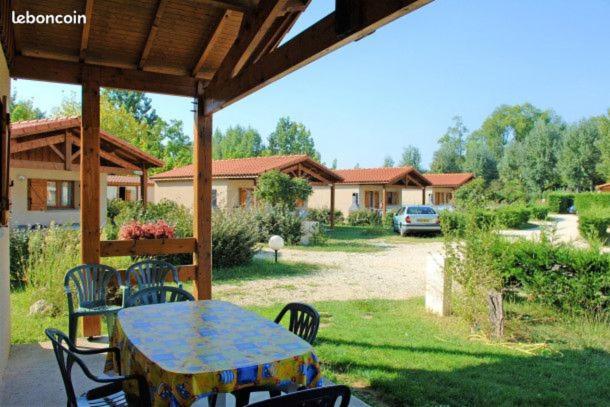 Camping Les Lacs De Courtes Hotell Estang Exteriör bild