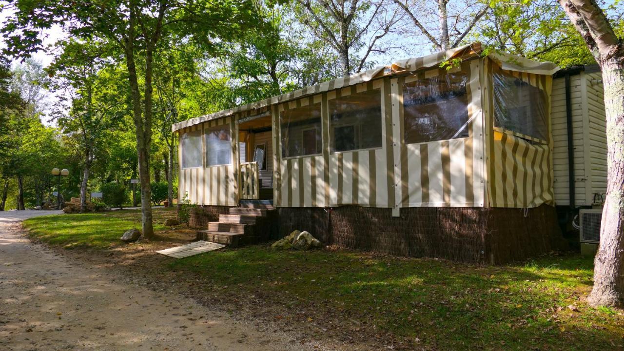 Camping Les Lacs De Courtes Hotell Estang Exteriör bild