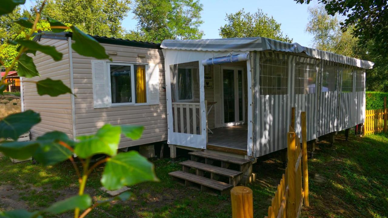 Camping Les Lacs De Courtes Hotell Estang Exteriör bild