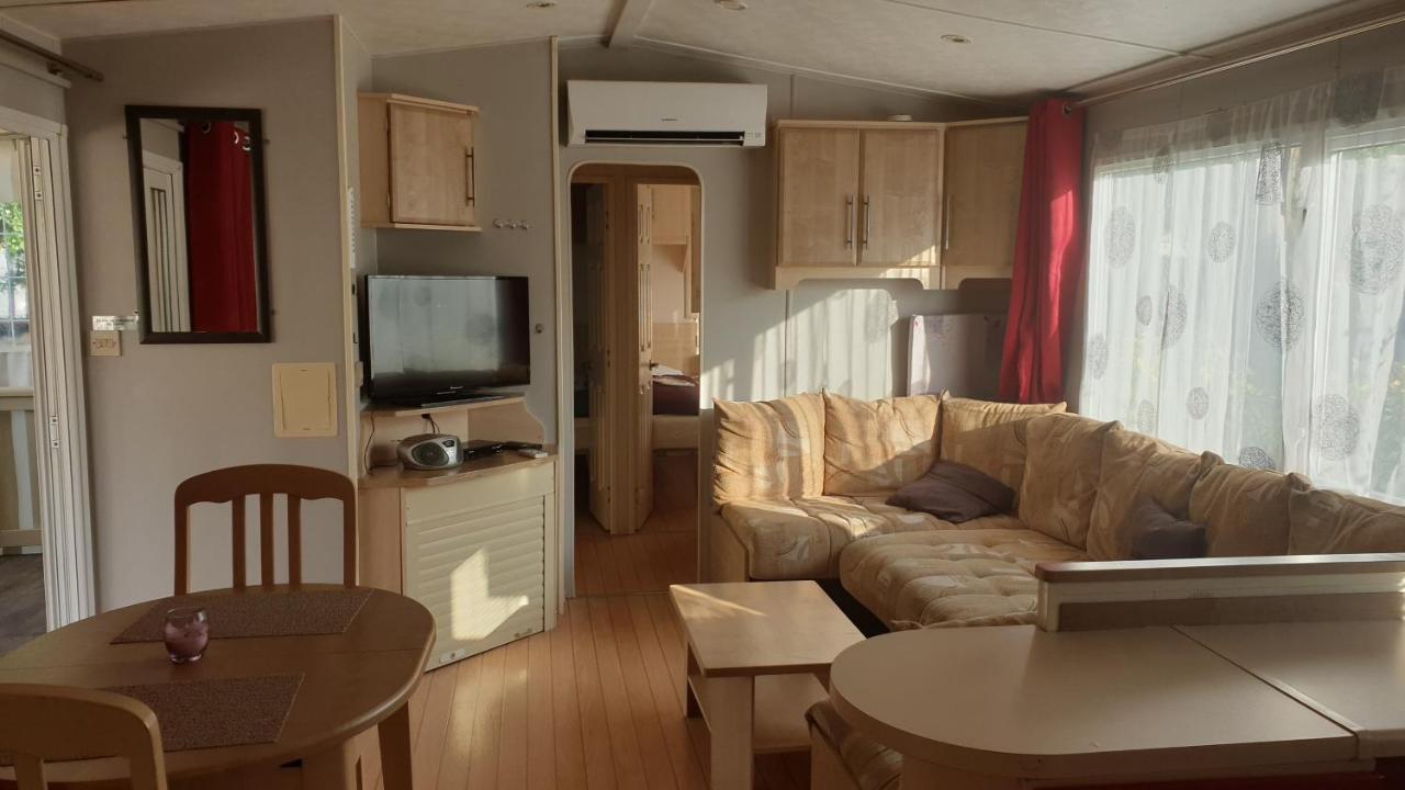 Camping Les Lacs De Courtes Hotell Estang Exteriör bild