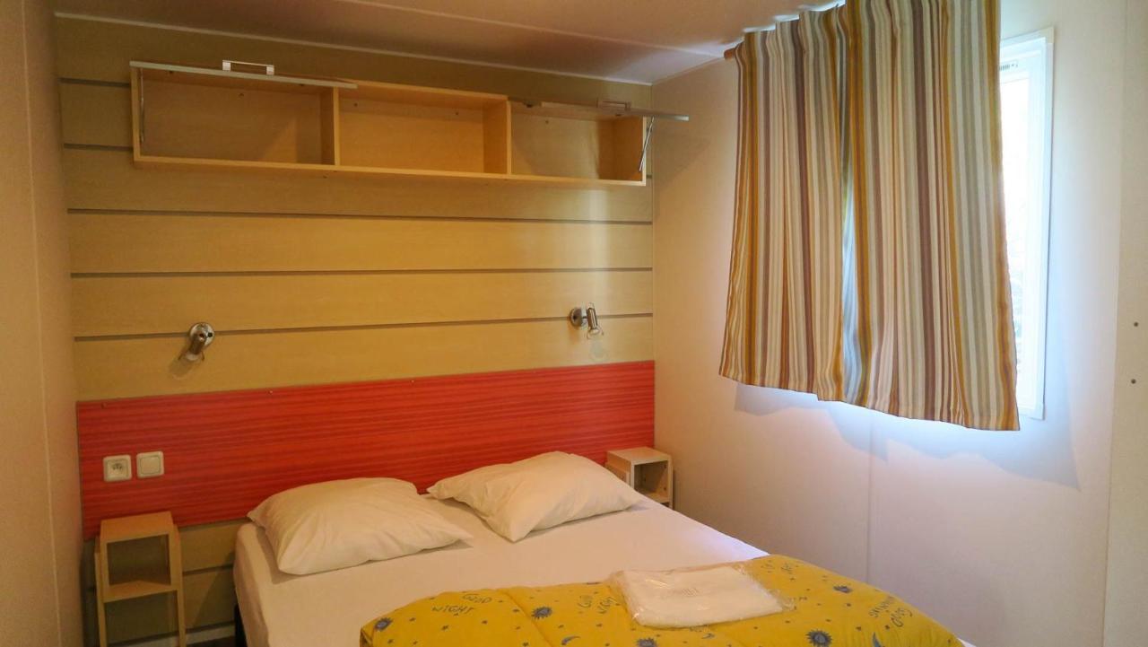 Camping Les Lacs De Courtes Hotell Estang Exteriör bild
