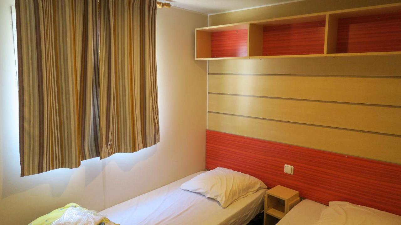 Camping Les Lacs De Courtes Hotell Estang Exteriör bild