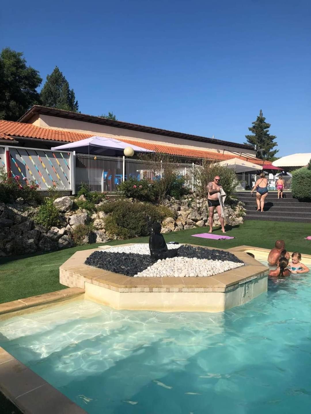 Camping Les Lacs De Courtes Hotell Estang Exteriör bild