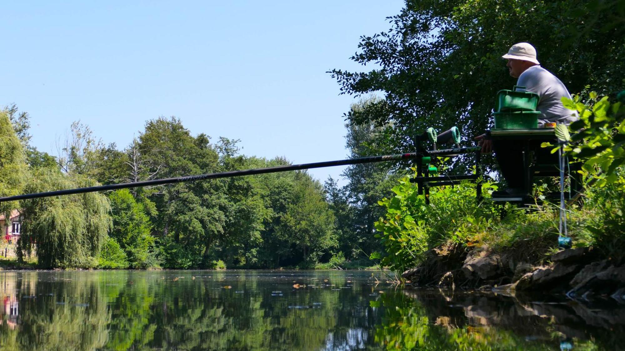 Camping Les Lacs De Courtes Hotell Estang Exteriör bild
